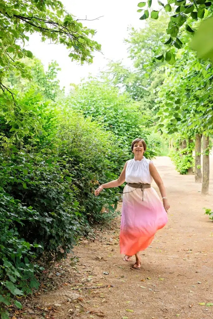 Christine Thoné danst in het park
