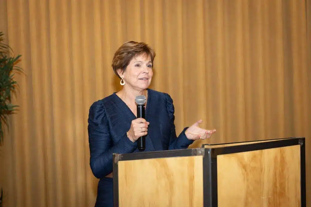 Taalcoach Frans Christine Thoné aan spreekstoel